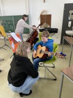 Musiker des Gymnasiums Neustadt zu Besuch bei den vierten Klassen