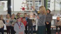 Friedenslicht aus Bethlehem leuchtet in der Grundschule Neustadt