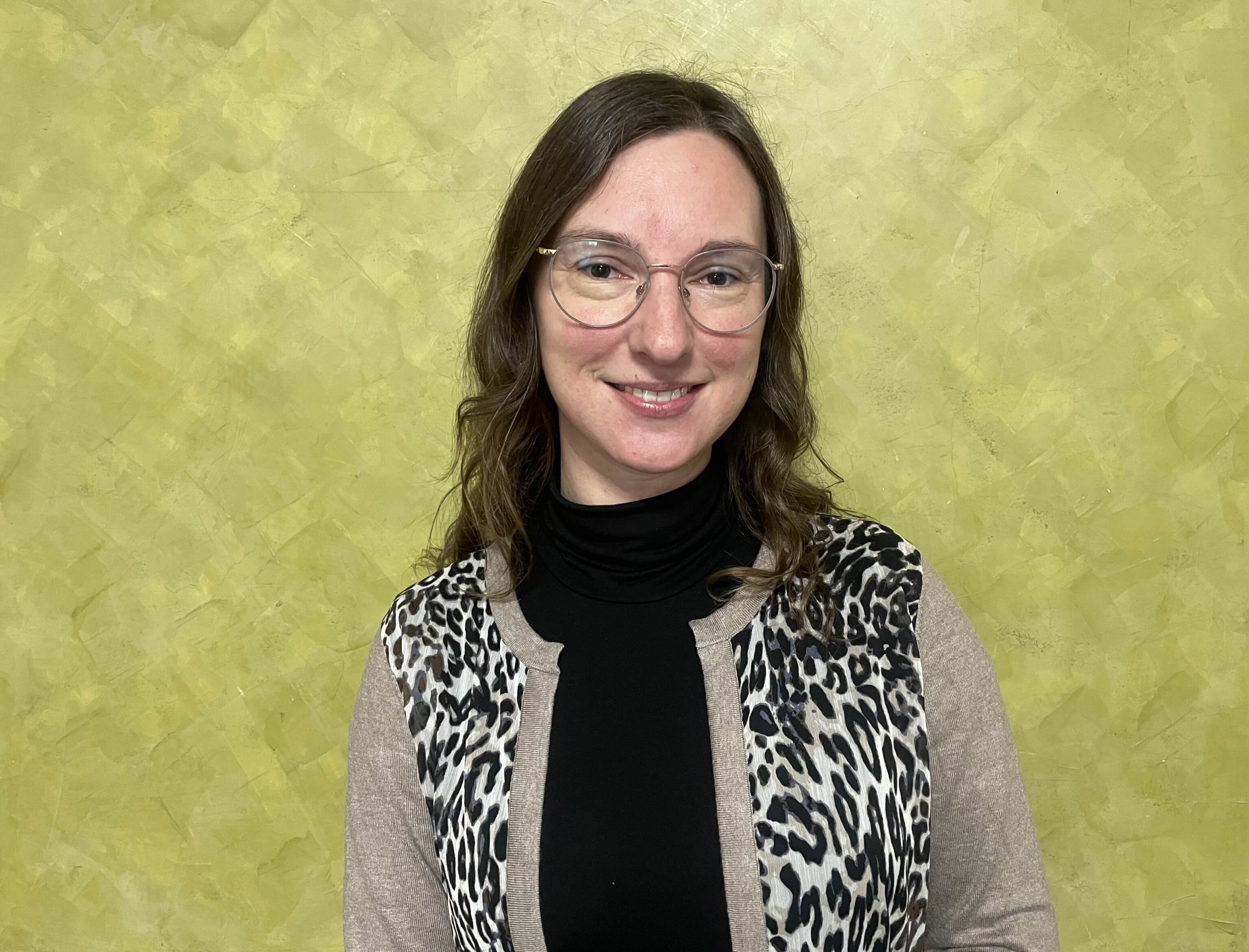 Frau mit braunen Haaren und Brille