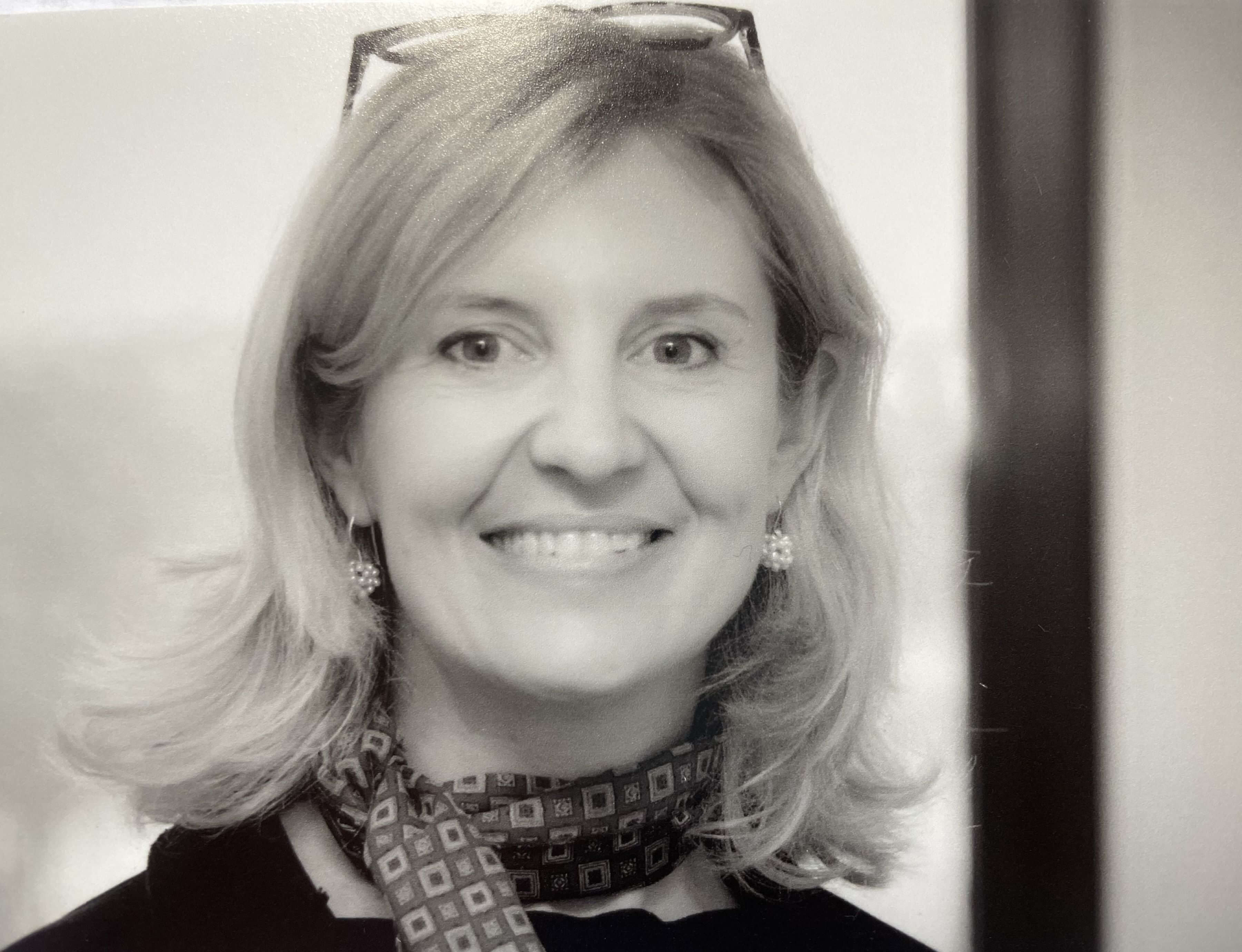 schwarz weiß Bild, Frau mit blonden Haaren lächelt