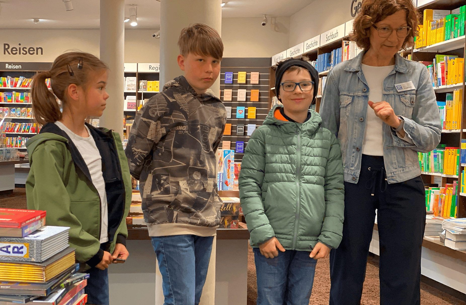 Kinder mit Buchhändlerin