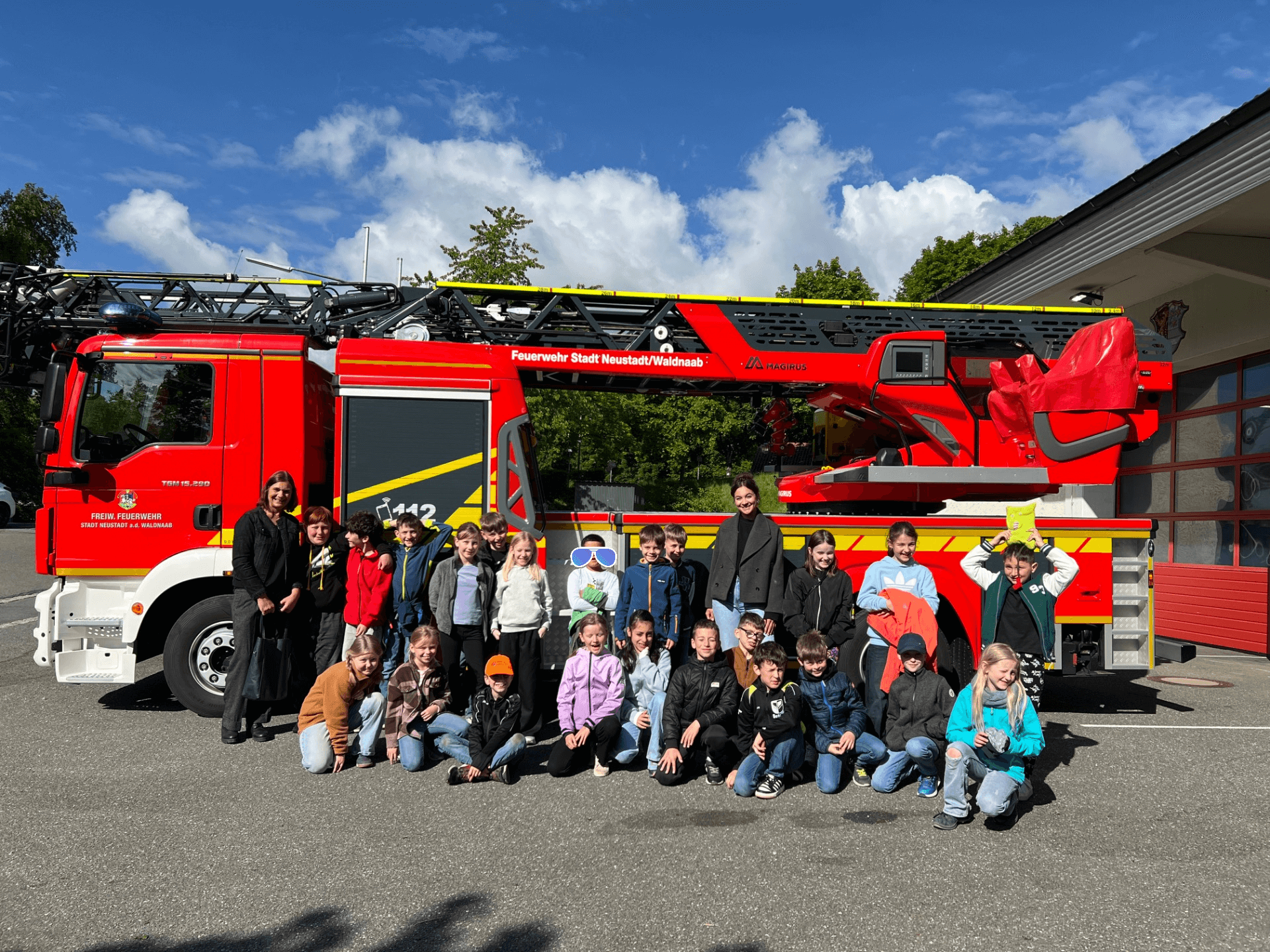 Schulklasse vor Feuerwehrauto