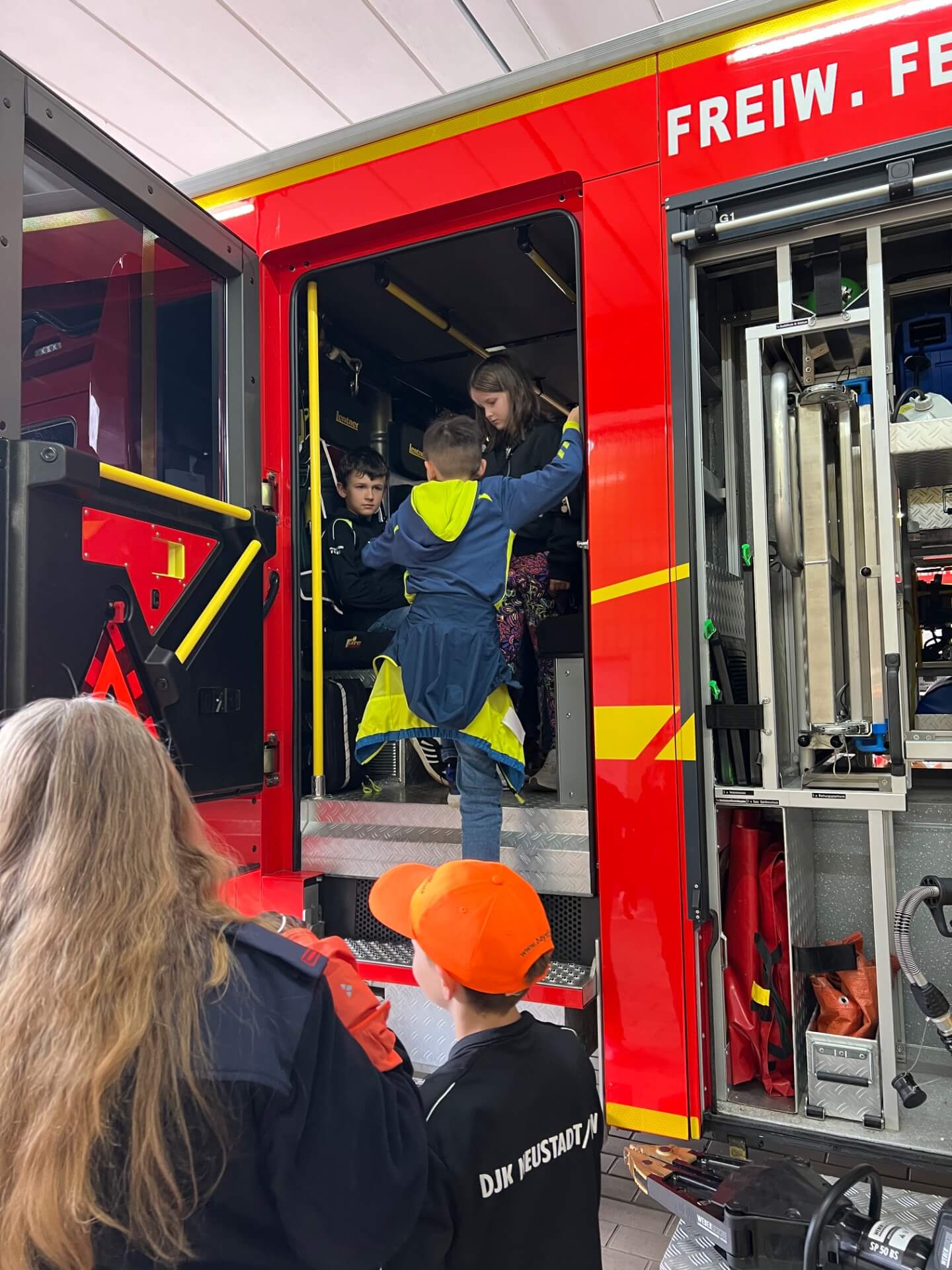 Junge steigt in Feuerwehrauto