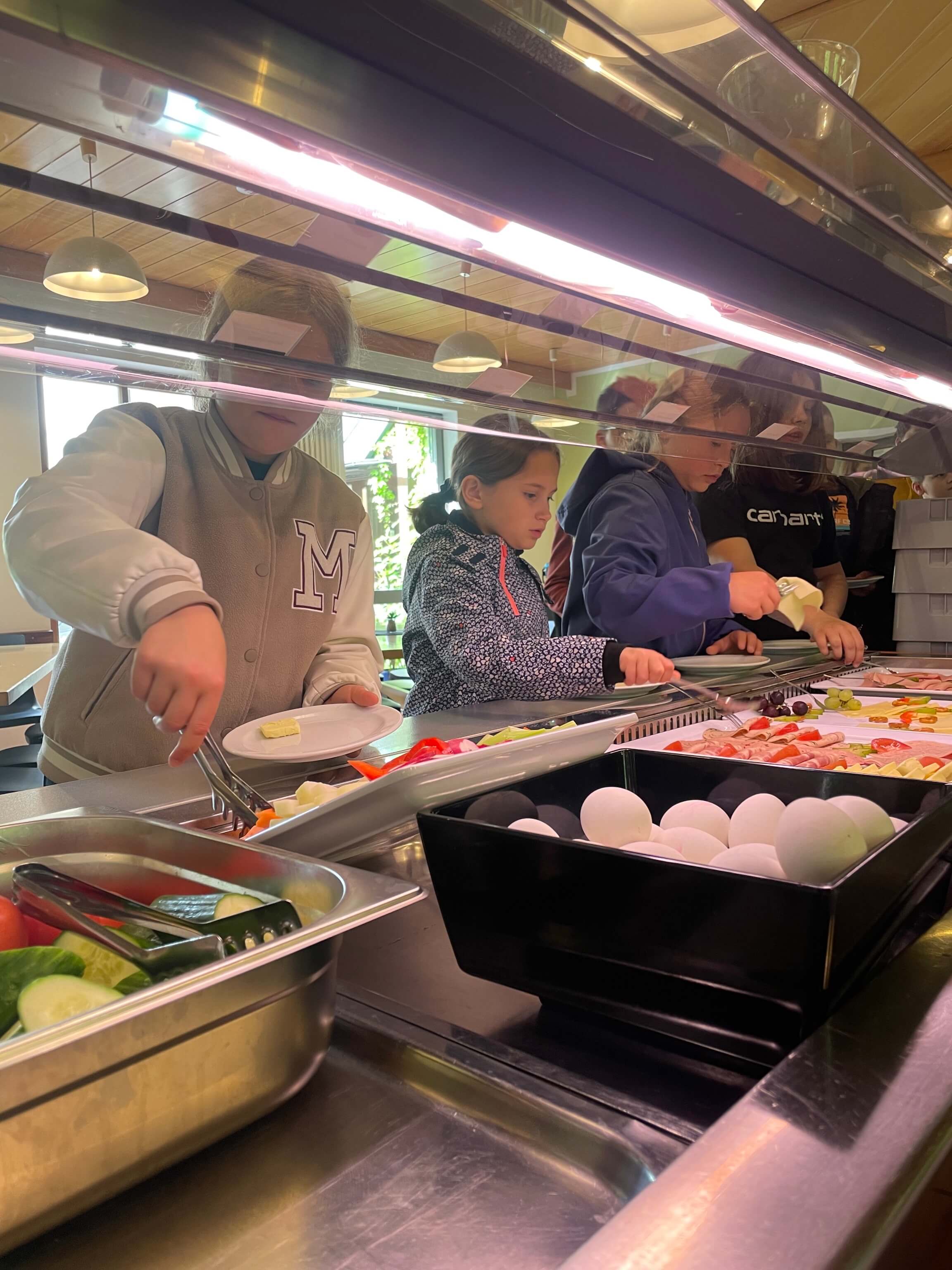 Kinder am Buffet