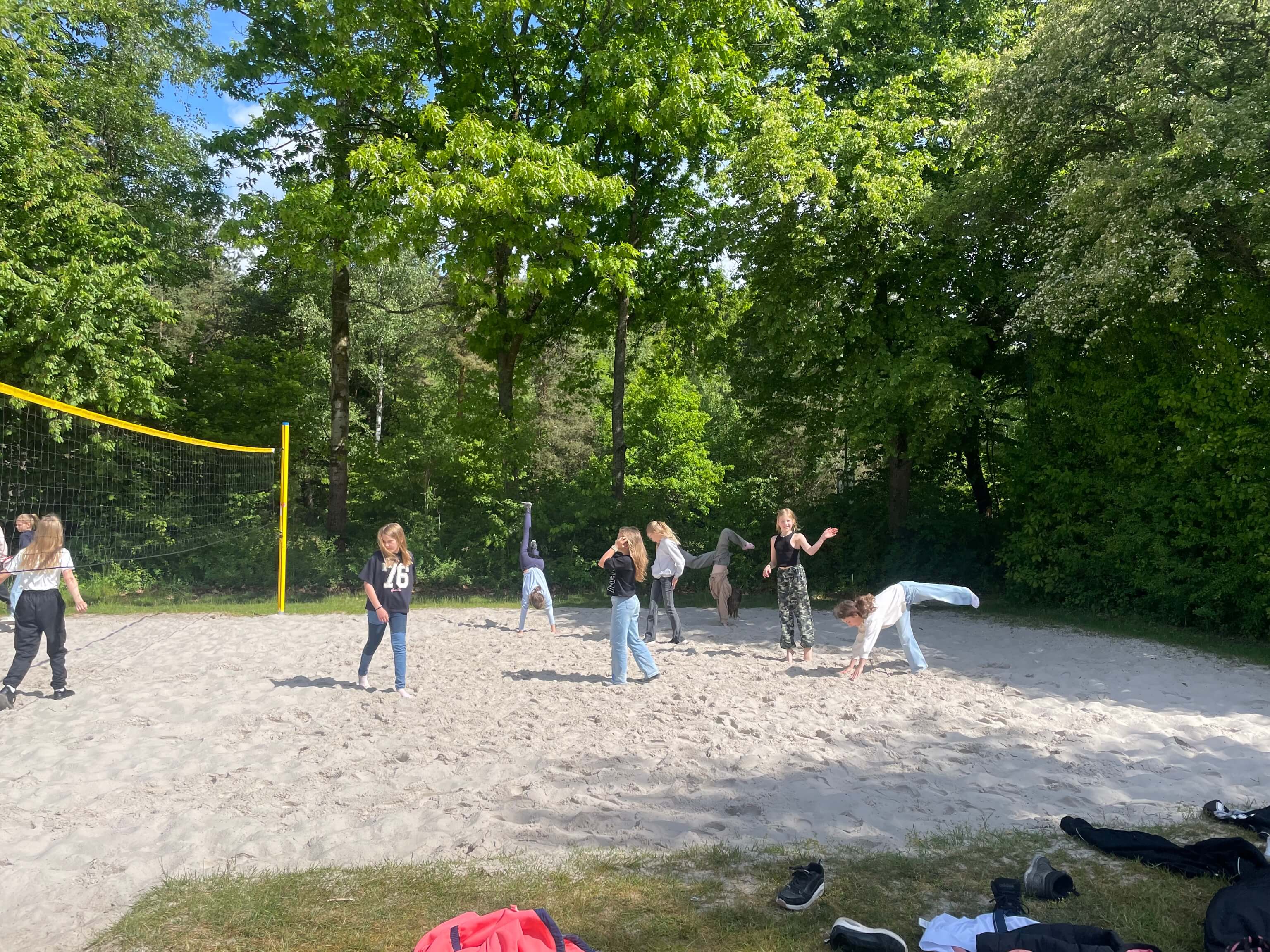 Mädchen auf Volleyballfeld