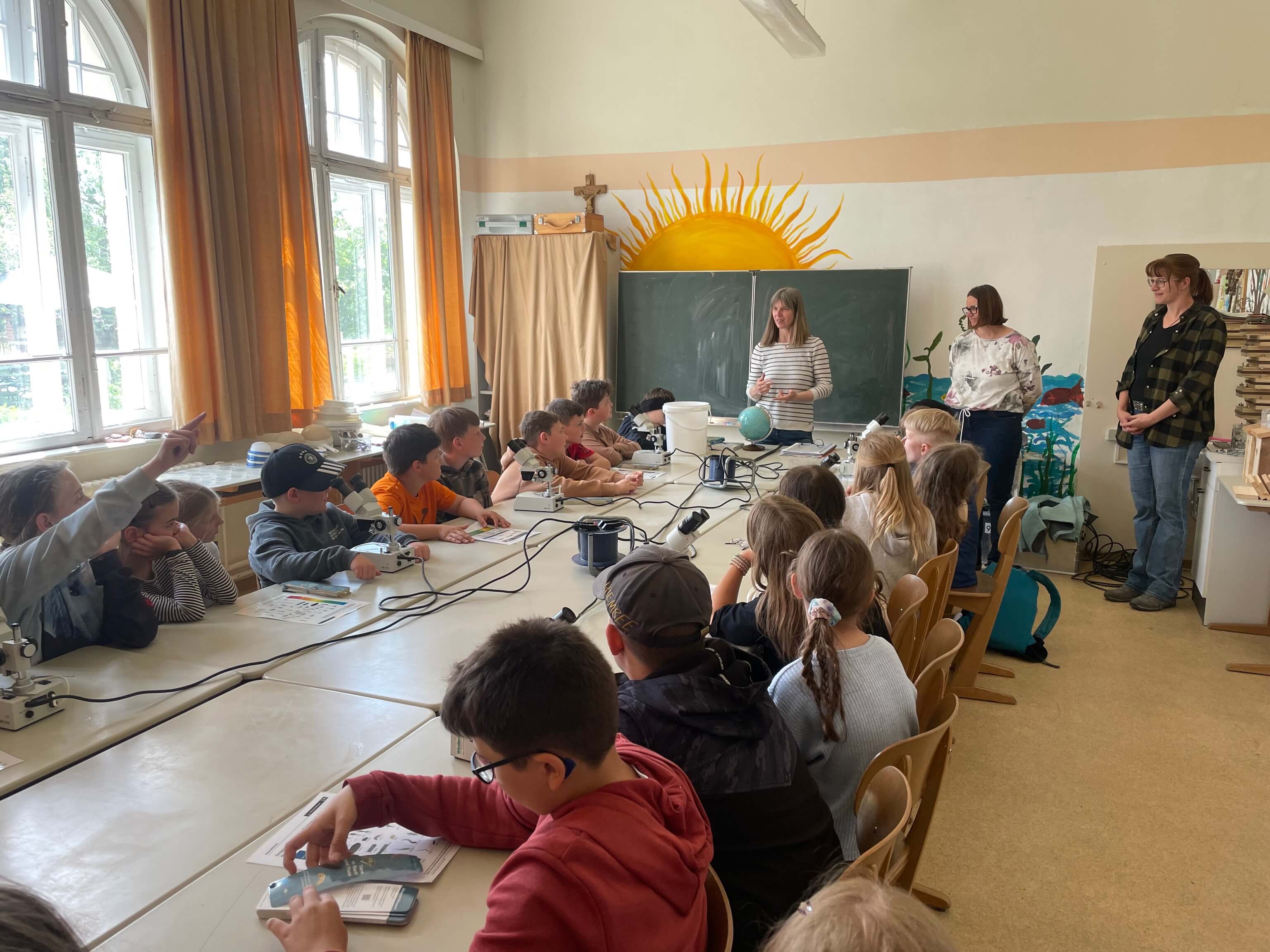 Klasse in Klassenraum