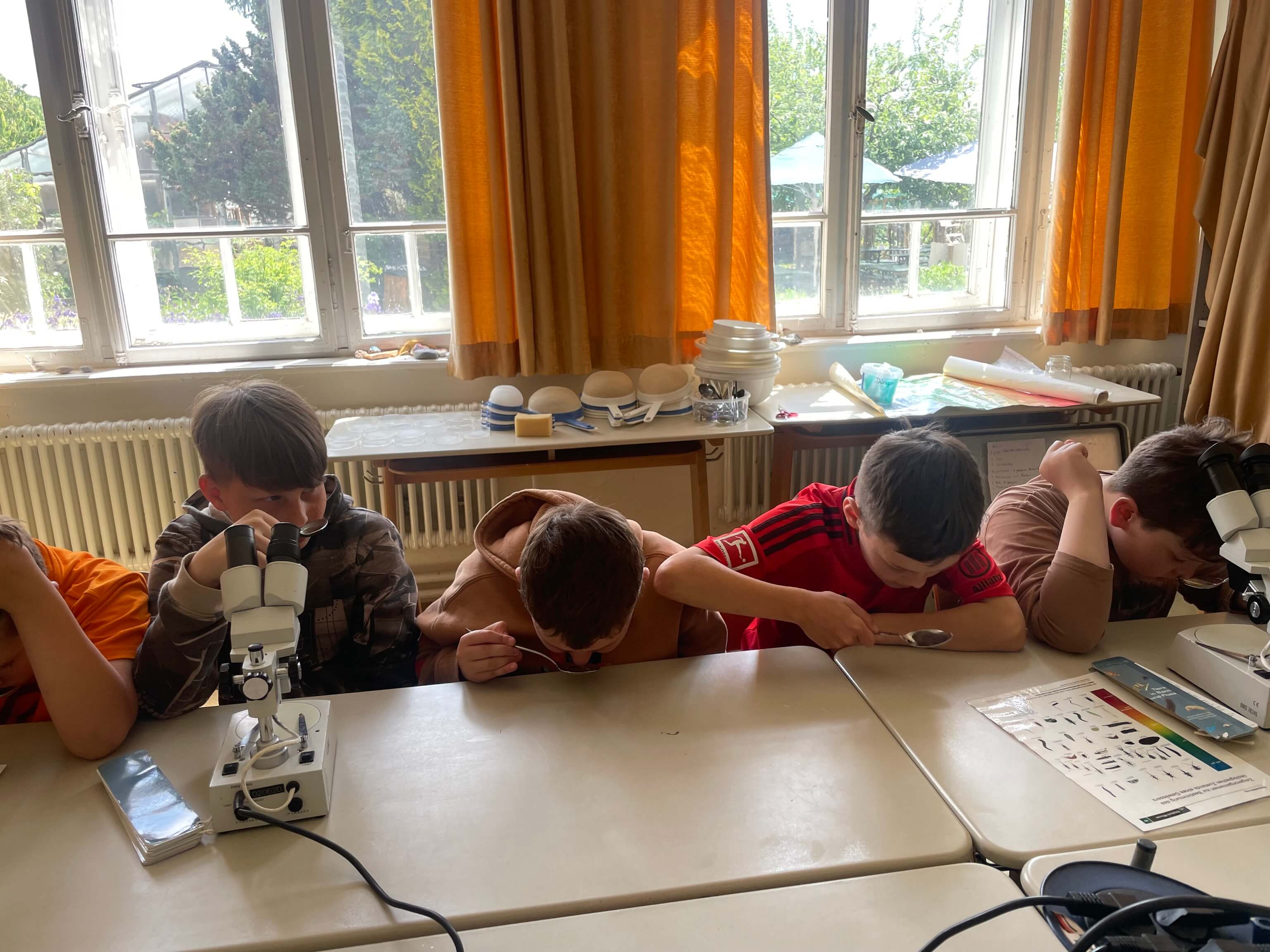 Jungen testen Wasser von Esslöffel