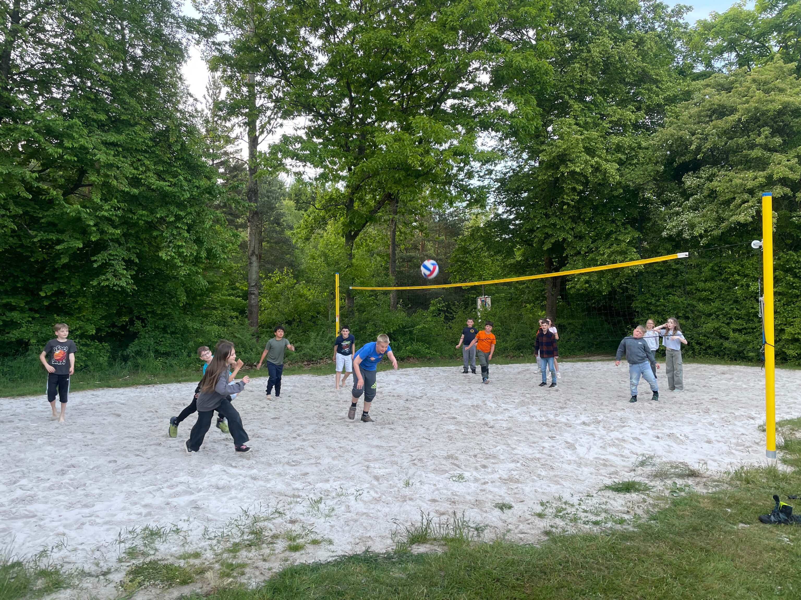 Kinder auf Volleyballfeld