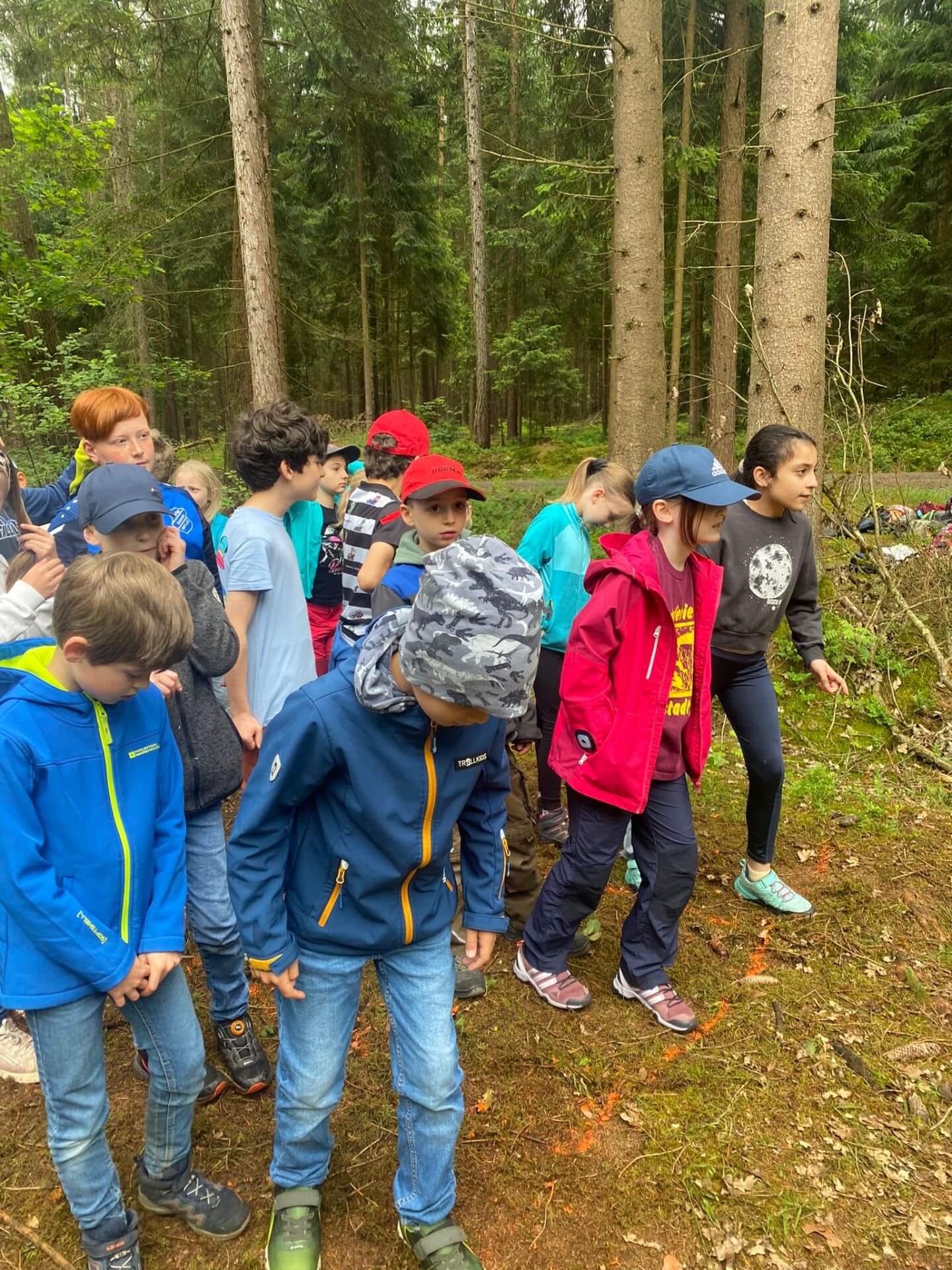 Kinder stehen an Startlinie im Wald