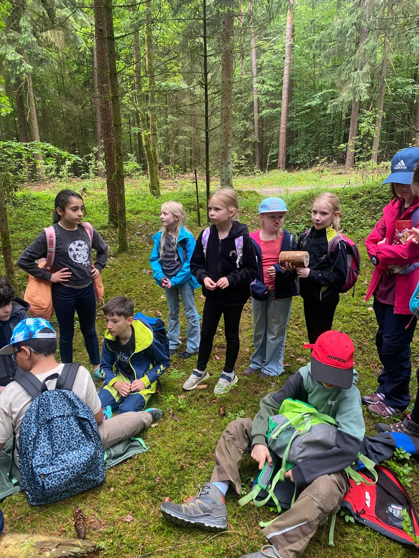 Kinder machen Pause bei den Waldjugendspielen