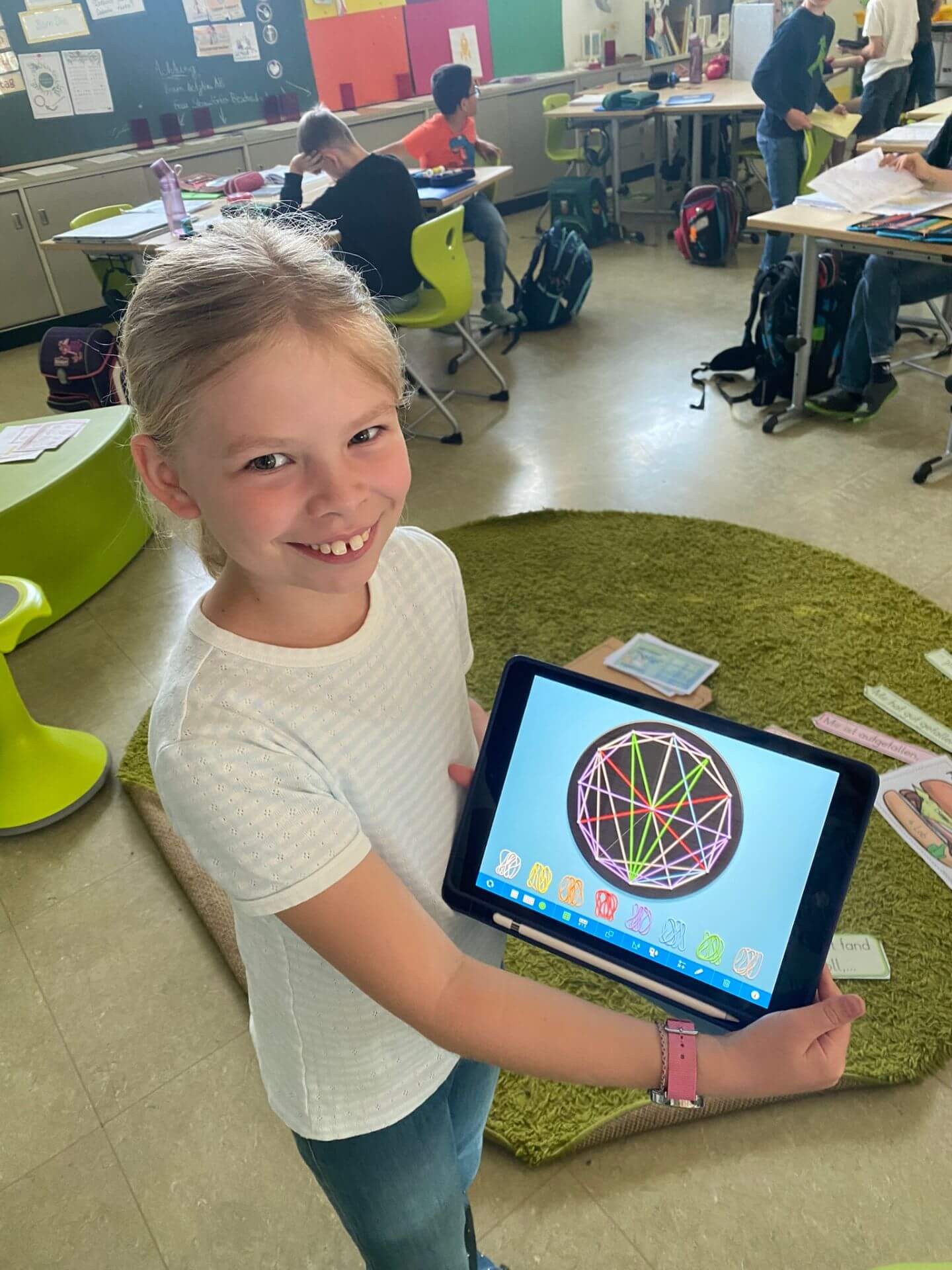 Mädchen mit iPad lächelt