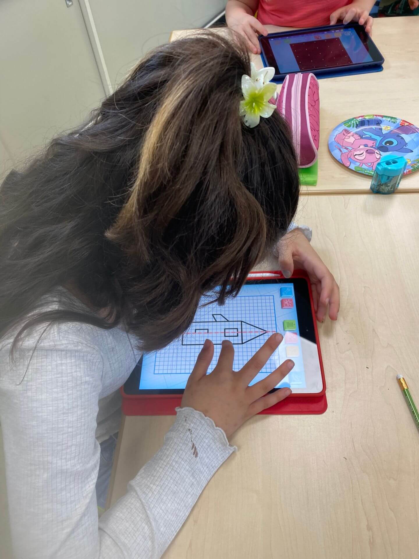 Mädchen zeichnet auf iPad