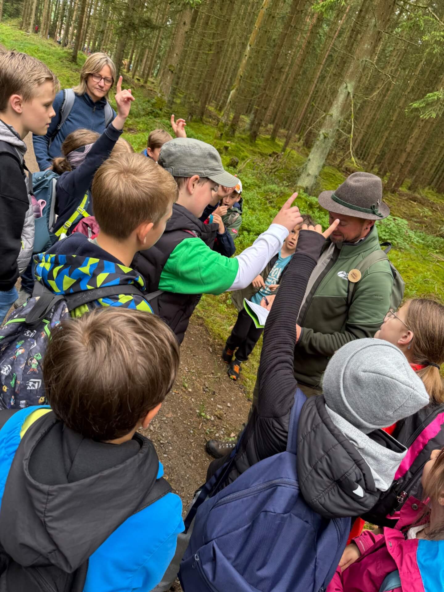 Kinder stellen Förster Fragen