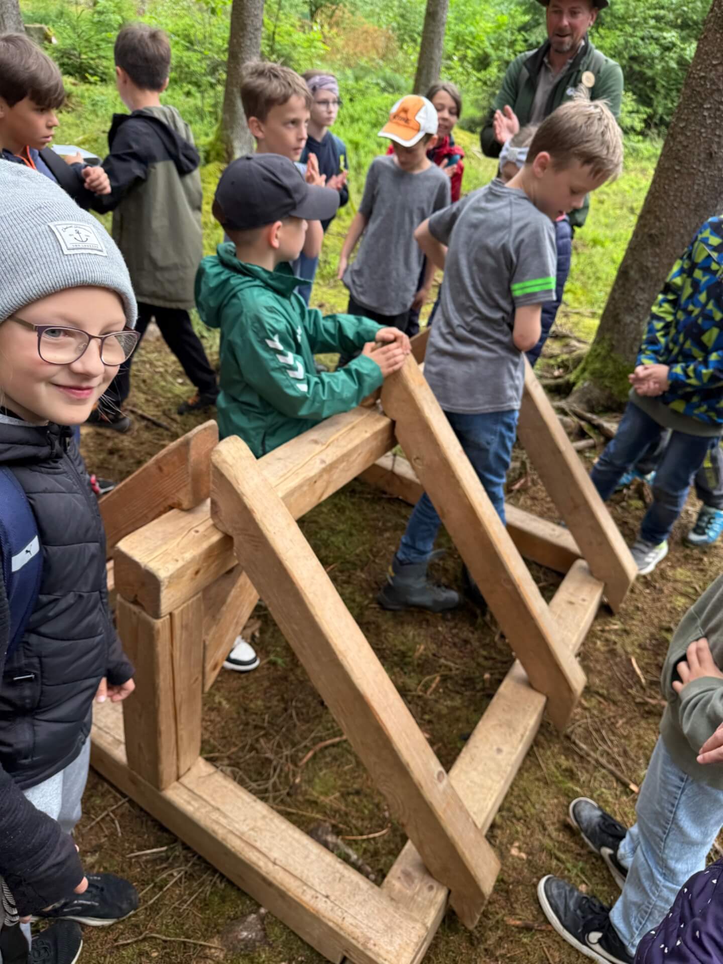 Kinder bauen Dachstuhl