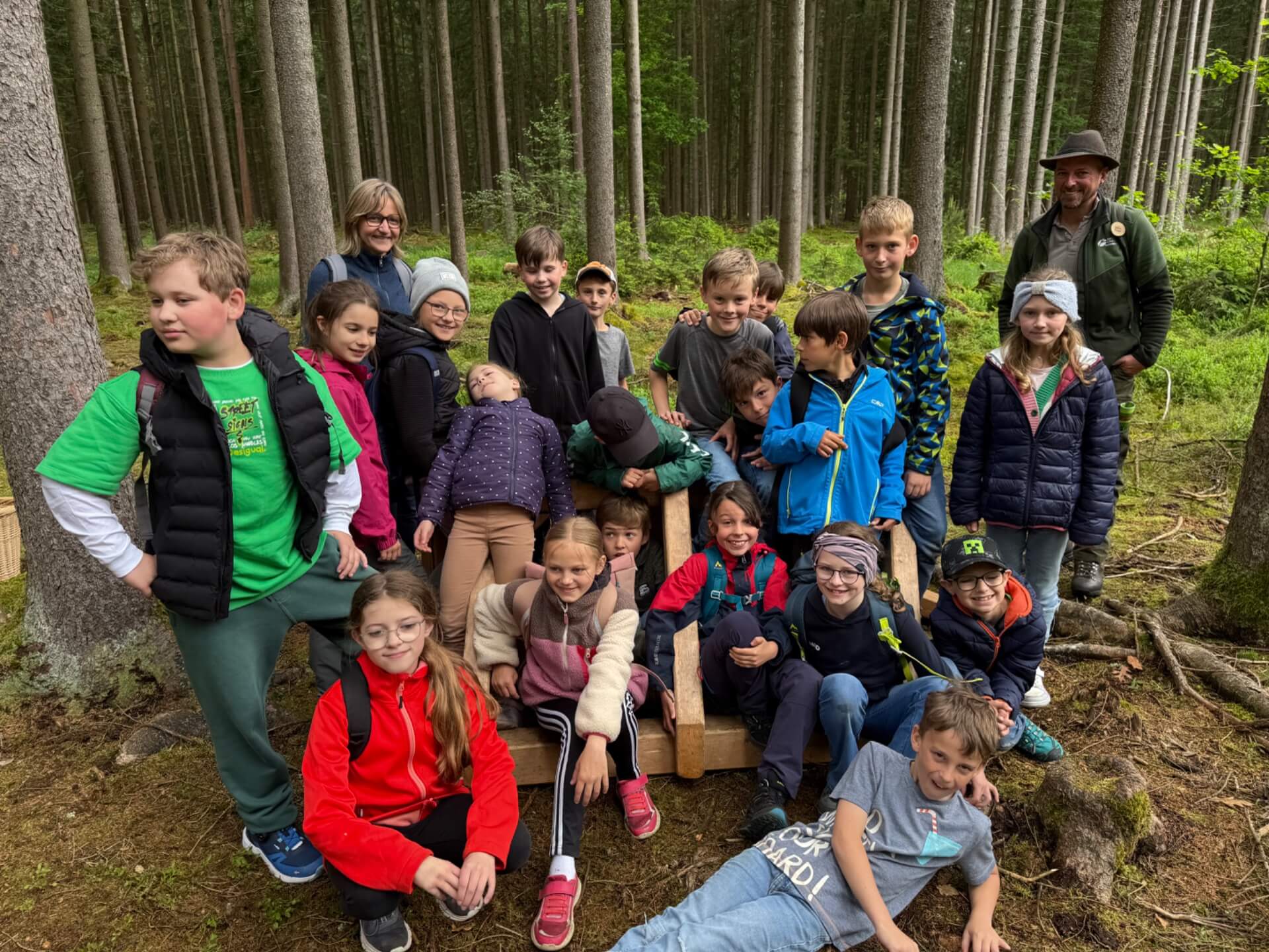 Klasse mit Förster im Wald