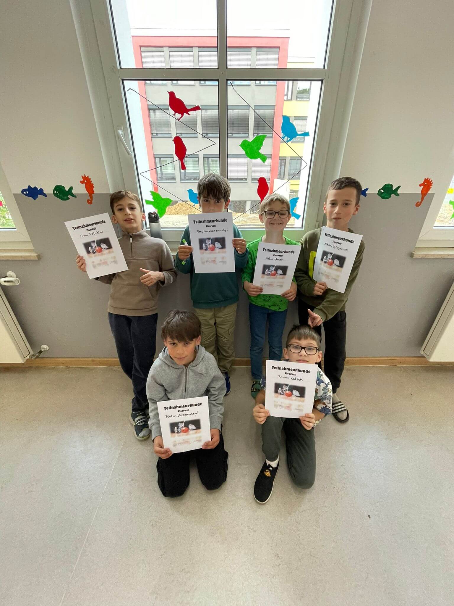 sechs jungen mit Urkunde